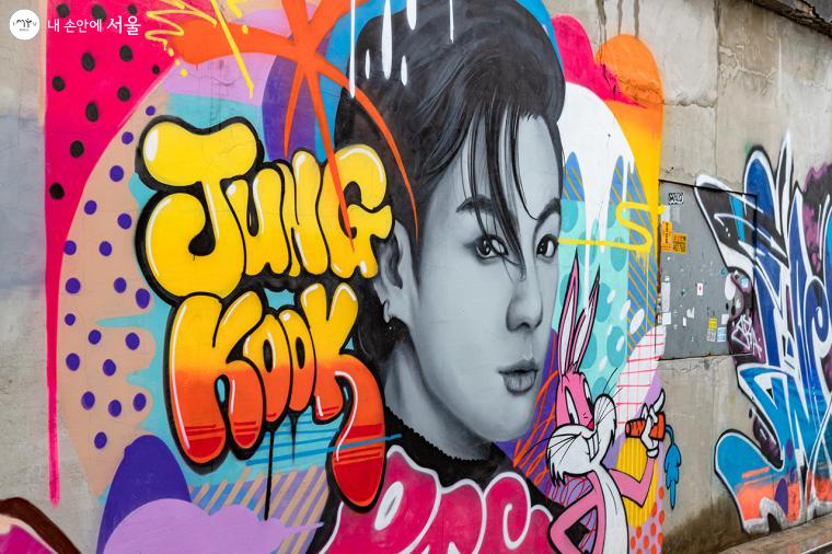 빌보드 차트에 올라 전 세계적으로 유명세를 치르고 있는 아이돌그룹 방탄소년단(BTS)의 정국도 벽화에서 만나볼 수 있다 ⓒ유서경