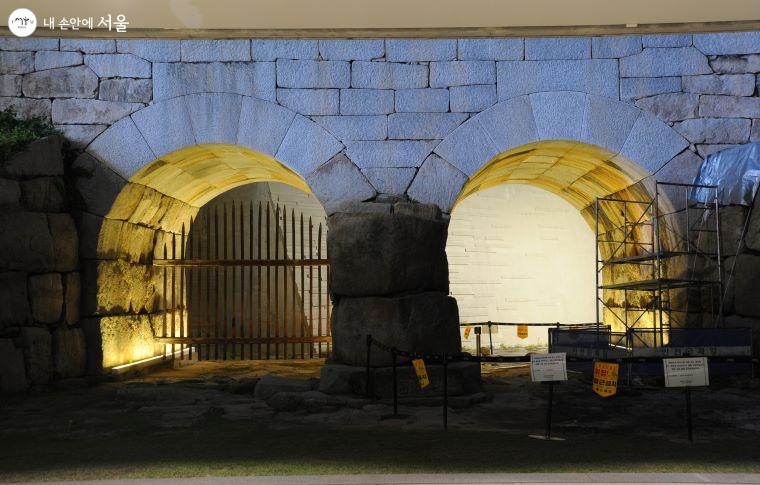 한양도성 성곽의 일부인 동대문역사문화공원 내의 이간수문(二間水門) ⓒ조수봉