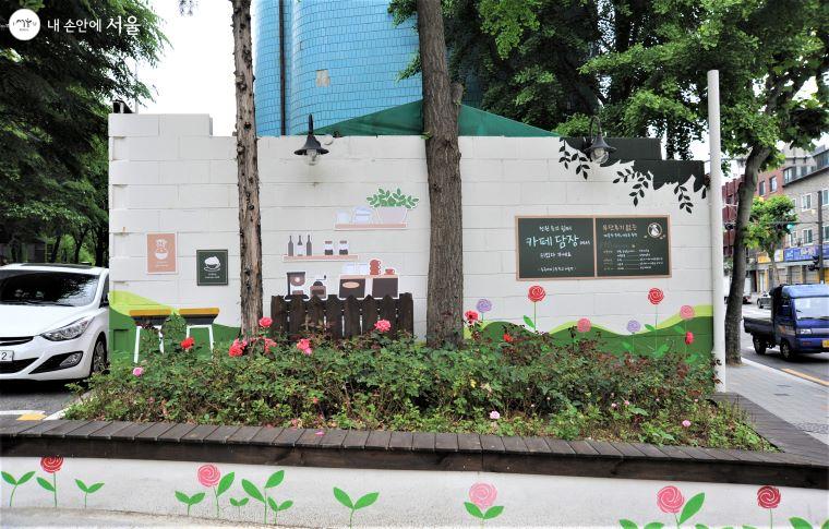 장미길 부근에 인근 고등학교 학생들이 참여한 꽃밭과 의자가 조성되었다 ⓒ조수봉
