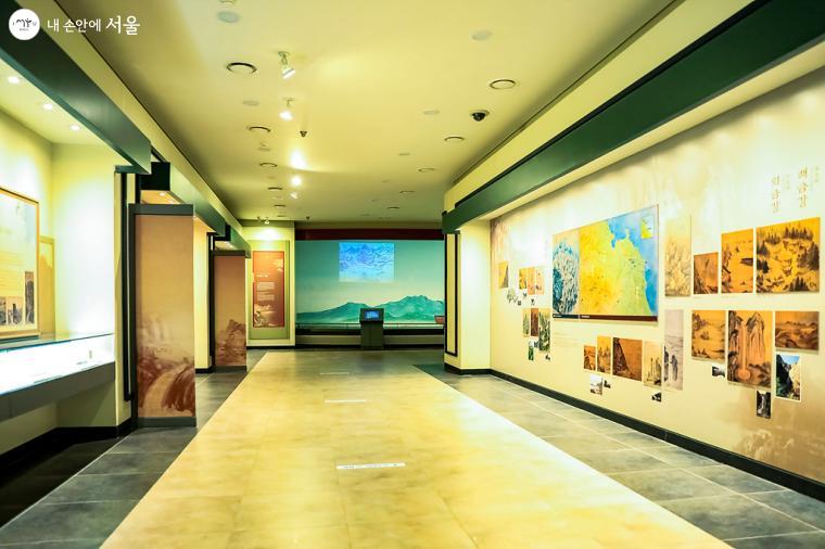 2층에 위치한 '겸재정선기념실'에선 정선의 생애와 작품 세계를 시기별로 볼 수 있다. 