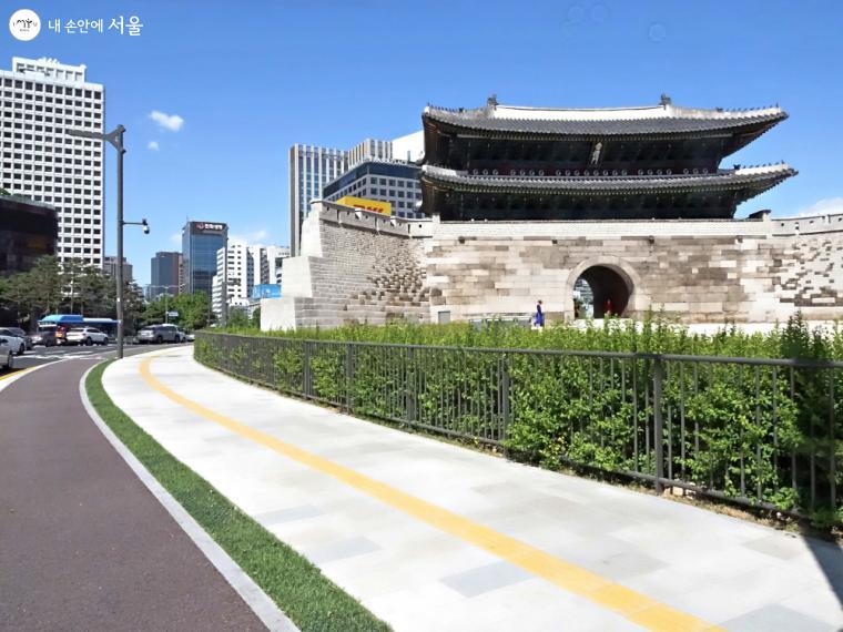 보행로와 자전거 도로가 마련된 숭례문 주변 ⓒ이선미 