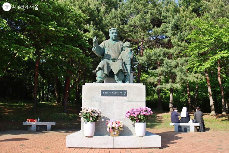 1923년 한국 최초의 어린이 날을 만든 소파 방정환 선생의 동상이 있다.