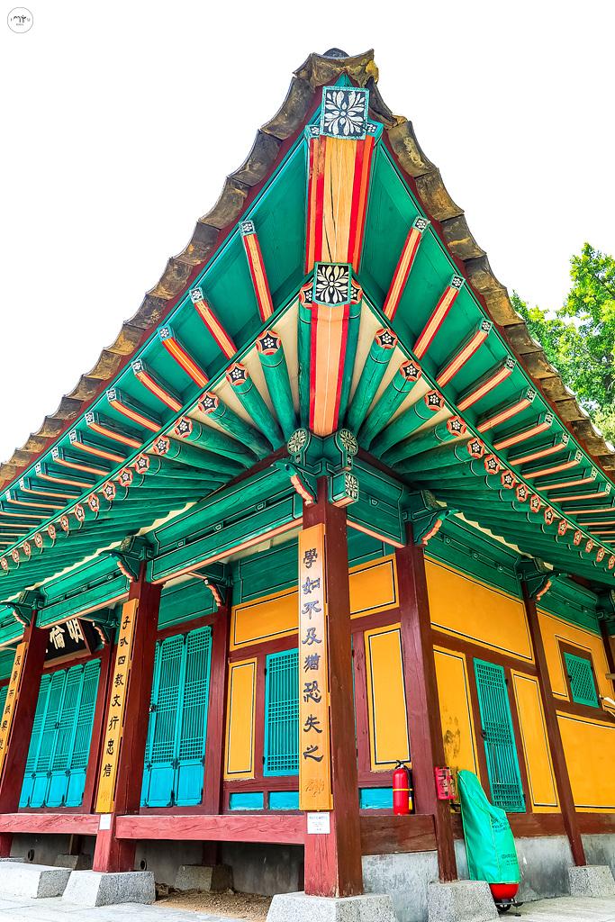 현재 '양천향교'는 조선 태종 11년에 건립된 것을 1981년에 복원한 것이다. 한국 전통 건축미가 느껴지는 명륜당 외관. 