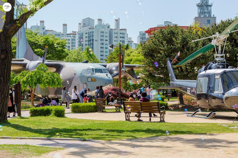 공군사관학교였던 보라매공원에는 수송기와 훈련기, 헬기, 통제기, 전투기 등 총 8대의 비행기가 에어파크에 전시되어 있다ⓒ문청야