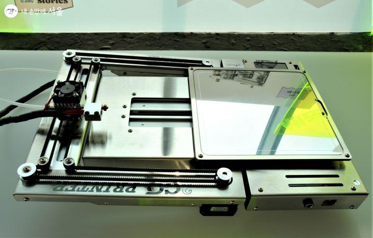 세운에서 모든 재료를 구해 제작한, 노트북처럼 접히는 3D프린터 ‘투고우(TO GO) 프린터’ ⓒ조수봉
