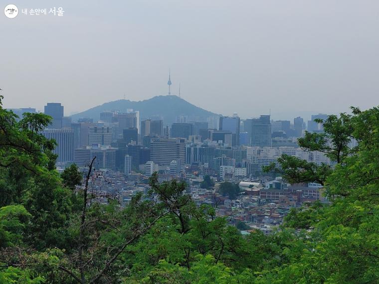 서울을 한 눈에 볼 수 있는 초소책방 