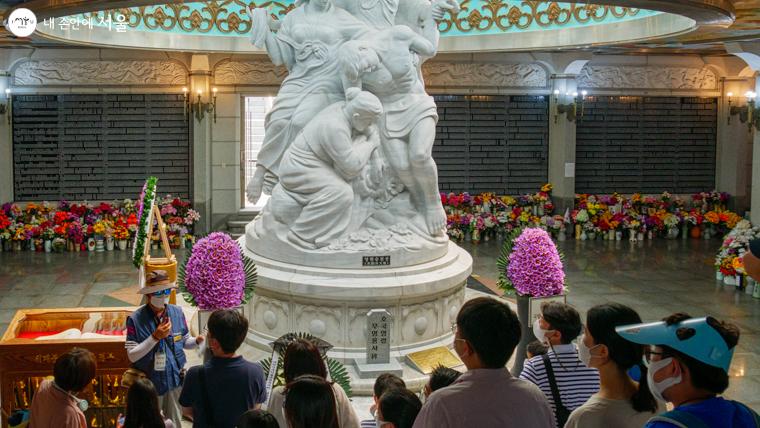 현충탑 내부 위패봉안관에 모셔진 영령들에 대한 설명과 사연을 경청하고 있는 참여자들 ⓒ오세훈