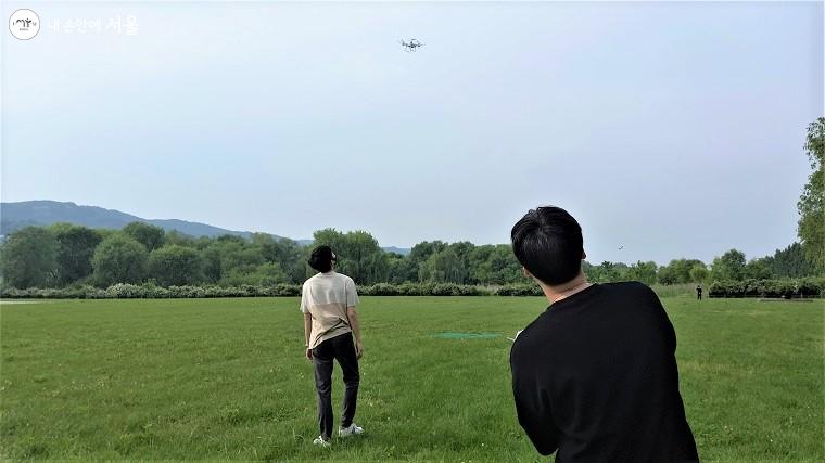 한강드론공원에서 모형항공기 드론을 날리고 있는 청년들 ⓒ이봉덕