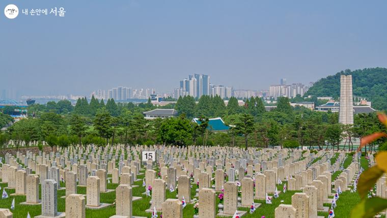 독립유공자묘역에서 보이는 한강과 강남의 빌딩 숲 모습. 평범한 일상을 살고 있는 지금, 저절로 선열들이 고맙고 자랑스러운 마음이 든다 ⓒ오세훈