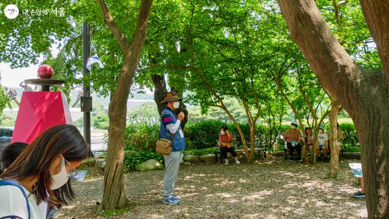 해설 탐방 프로그램 집합장소인 빨간 우체통 앞에서 일정 및 주의사항을 고지하시는 해설사분과 참가자들 모습이 진지하다 ⓒ오세훈