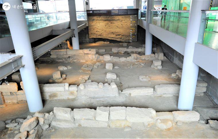 세운상가 지하에는 공사 중 발견된 옛 발굴터가 그대로 보존되어 있다 ⓒ조수봉