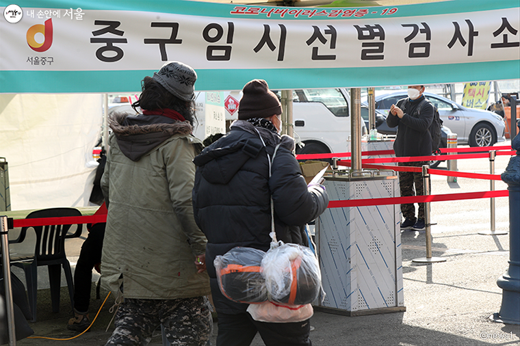 거리노숙인의 경우 백신 접종 후 일시보호공간에 보호하거나 임시주거를 제공해 이상 징후를 관찰한다