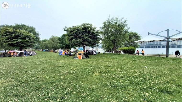광나루한강공원 잔디마당에 설치된 그늘막  ⓒ이봉덕 