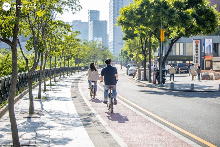 서울관광프라자는 청계천과도 매우 가깝다. 사진은 얼마 전 정비가 완료된 청계천 자전거도로 ⓒ임중빈