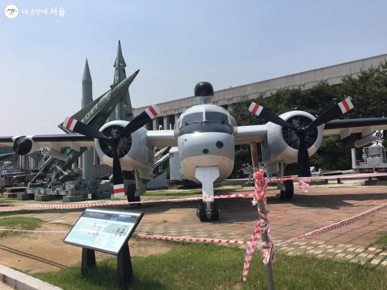 일부 전시물은 접근방지용 안전 테이프로 체험을 제한한다 