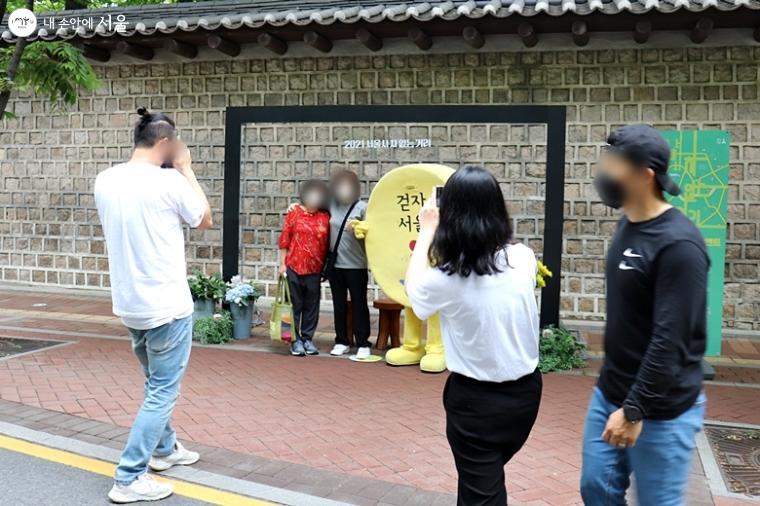 '걷자, 서울이' 마스크토와 함께 무료 폴라로이드 사진을 촬영할 수 있다. 