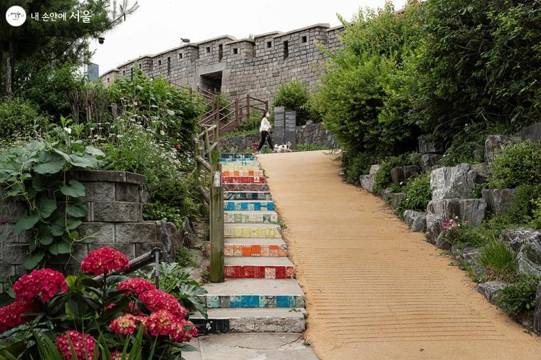 장수마을의 출구. 무지개색으로 장식된 계단과 성곽길이 아름답다 ⓒ이재연
