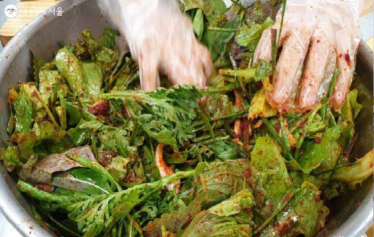 상추겉절이는 버무리는 손맛부터 시작된다 ©최윤정