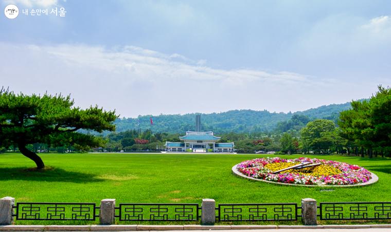 너른 ‘겨레얼 마당’ 잔디 너머 ‘현충문’과 현충원 전경 모습에 엄숙해진다 ⓒ오세훈