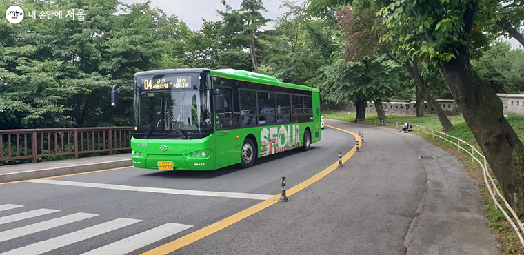 8월부터 남산공원 ‘경유 관광버스’ 진입 제한으로, 남산공원을 찾으려면 전기버스를 이용해야 한다.