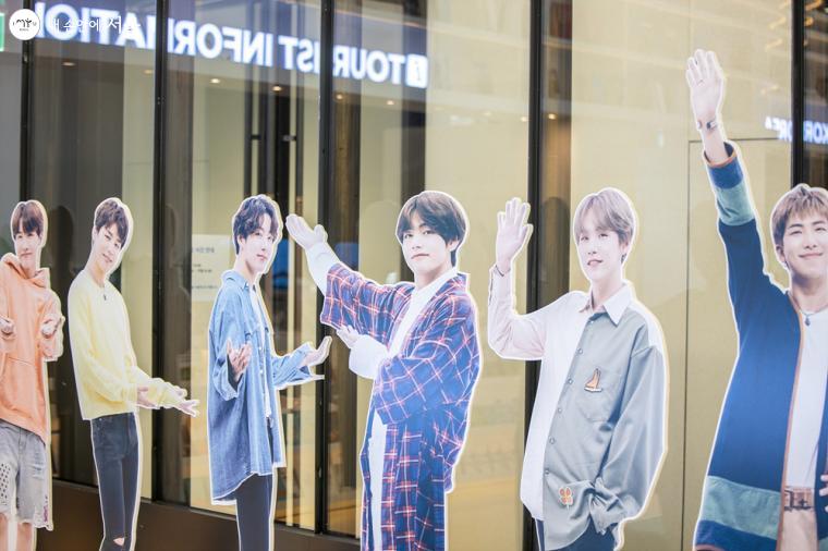 서울이 명예 관광 홍보대사로 위촉되어 있는 BTS(방탄소년단)의 모형이 관광정보센터 내에 전시되어 있는 모습
