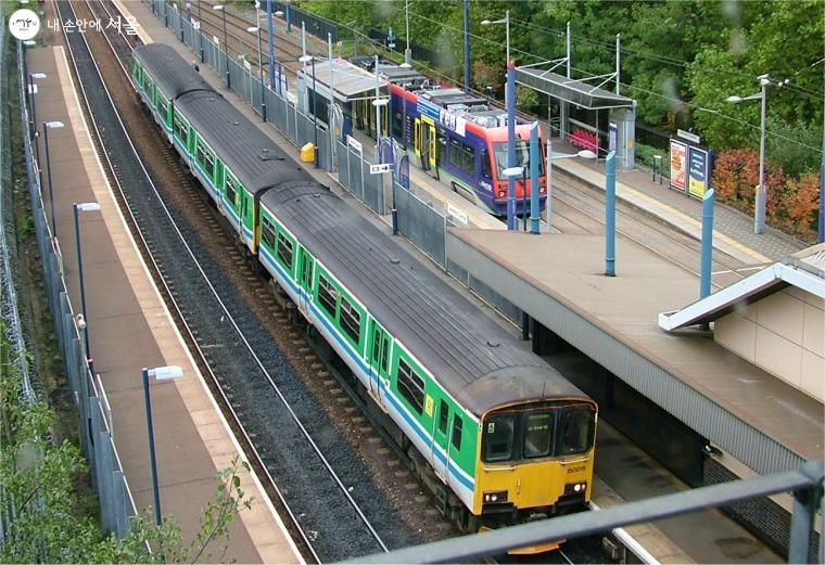 열차와 트램간의 동일승강장 평면환승 외국사례  ⓒWkimedia Commons(Tagishsimon)