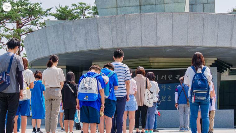 뉴스에서 본 모습대로 입장하여 현충탑 앞에서 묵념하고 있는 참여자들의 엄숙한 모습 ⓒ오세훈