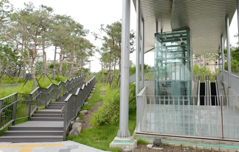  남산예장공원 지상 1층으로 가는 길은 계단과 에스컬레이터, 엘리베이터 모두를 이용할 수 있다.