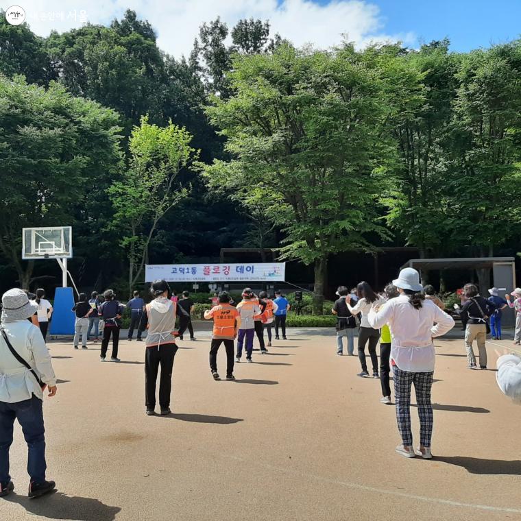 참가자들이 두레근린공원에 모여 건강체조로 몸의 긴장을 풀고 있다. 