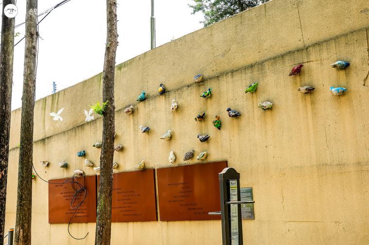 지난 2012년 조성된 이 공원에는 김광섭 시인의 시 ‘성북동 비둘기’와 비둘기 조형물이 전시되어 있다. 