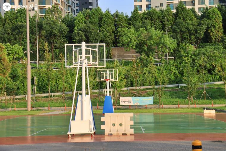 반포한강공원에는 축구장, 농구장, 배드민턴장, 인라인 허브, 물방울 놀이터 등 체육시설도 있다