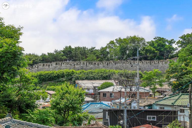 서울의 대표적인 성곽마을 '북정마을' 모습. 한양 성곽이 마을을 에워싸고 있어서 이색적 풍경을 연출한다. 