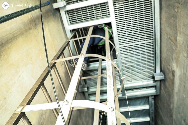 주탑 점검을 위해선 바닥부터 50m 높이까지는 내부 엘리베이터로 이동이 가능하지만, 상부 50m부터는 사다리나 계단으로 이동해야 한다.   ⓒ박우영