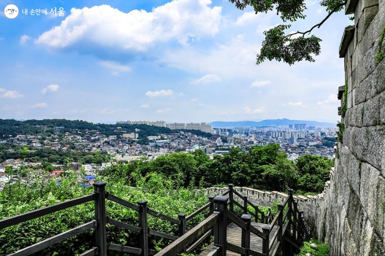 성곽 너머로 보이는 고층 빌딩이 즐비한 서울 도심 풍경. 이색적인 모습에 절로 감탄이 나온다.