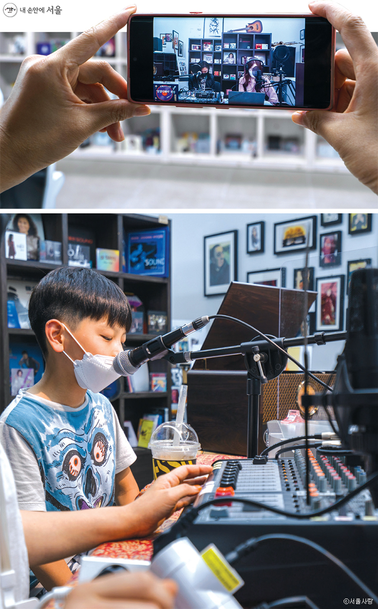 ‘서울생활문화센터 낙원’에서 시민들이 직접 DJ가 되어 사연과 음악을 들려주는 일일 DJ 체험을 하고 있다 