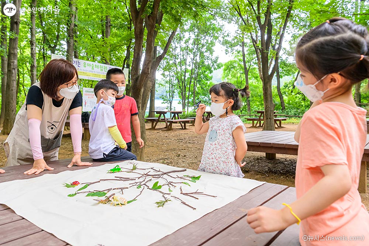 ‘다함께 어린이집’은 유아숲·공원·학교 등 지역사회 내 다양한 물적？인적 자원을 연계해 보육의 품질을 높인다. 사진은 유아숲 프로그램에 참여한 아이들.