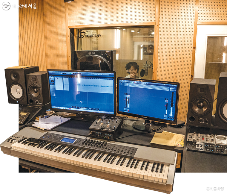 리코딩 스튜디오 내부, 녹음을 위한 다양한 오디오 장비들을 갖추고 있다