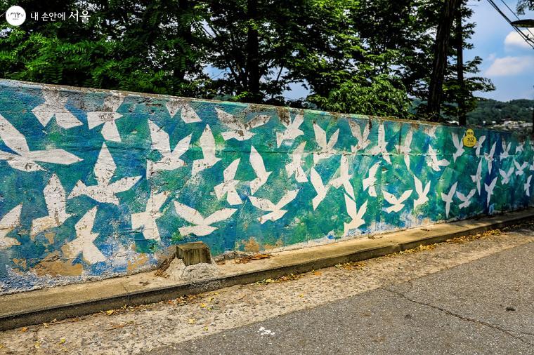 벽면에는 비둘기가 날아가는 듯한 모습의 벽화가 그려져 있다. 