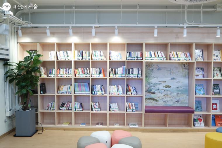 비치된 도서는 도서관 안에서 자유롭게 열람할 수 있다. 
