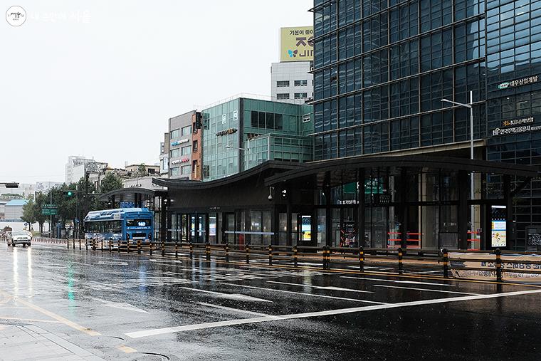 신한은행본점과 서울역버스환승센터 사이 중앙버스정류소(숭례문 정류소)에 ‘스마트쉘터(Smart Shelter)’가 설치돼 지난 19일부터 시범 운영 중에 있다 ⓒ김아름