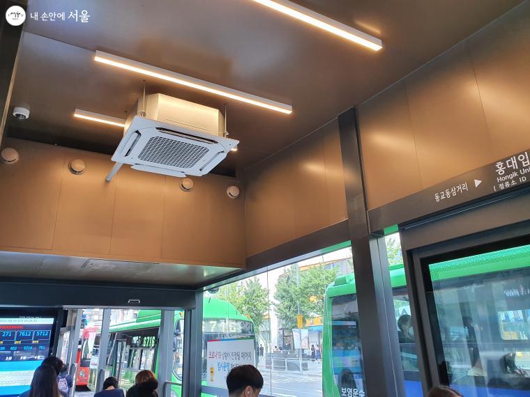 내부에 공기청정시스템도 갖춰 깨끗한 공기를 마시며 버스를 기다릴 수 있다. 