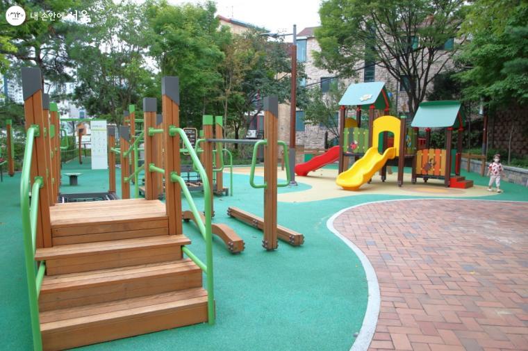 어린이 놀이터와 어르신 특화 운동기구들이 한 공간에 있는 다산동 충현어린이공원 ⓒ이선미