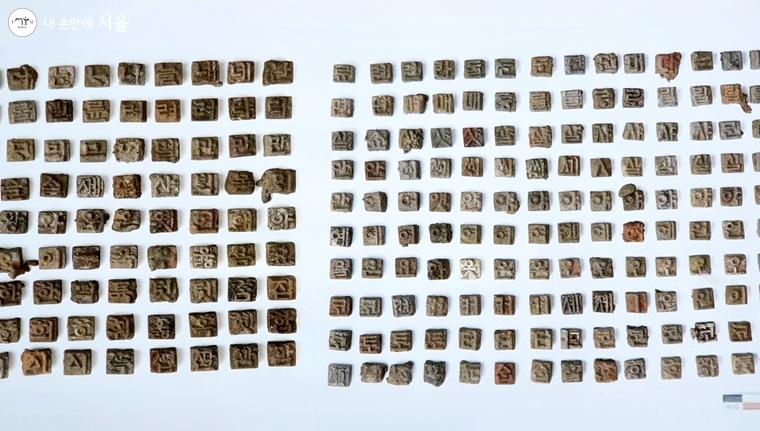항아리에서 발굴된 금속활자들 (문화재청)