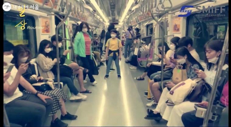 지하철을 탄 대부분의 승객들이 스마트폰을 보고 있다. 국내경쟁작 '일상' 중 
