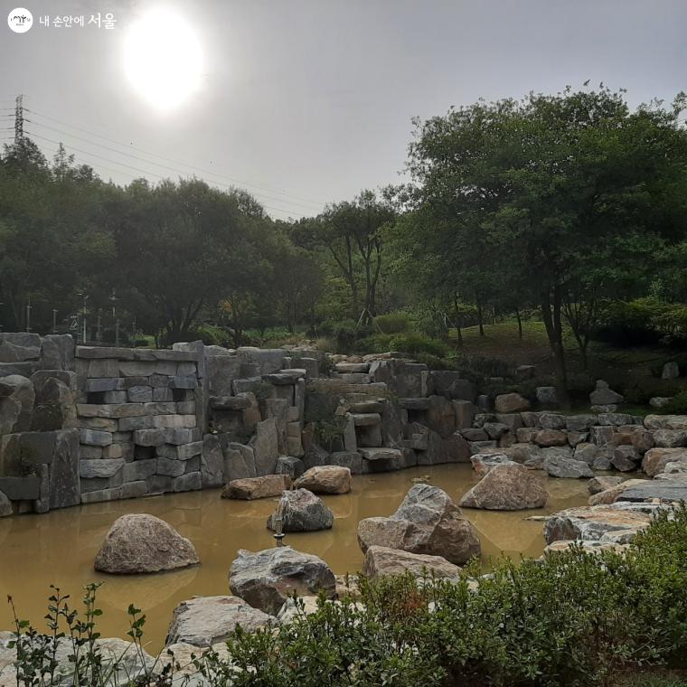 경관형 수경시설에는 야간경관 향상을 위한 조명도 설치됐다. 