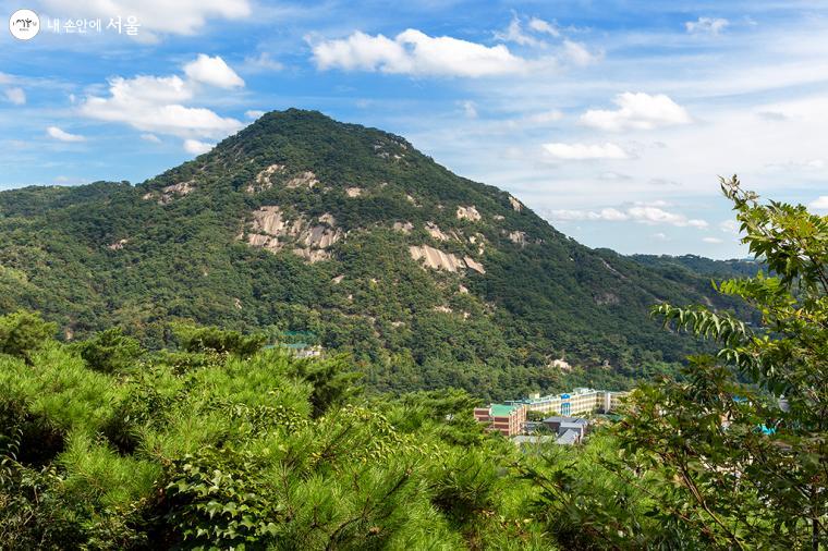 계단을 오르다 보니 건너편 북한산이 손에 잡힐 듯 선명하다 ⓒ문청야