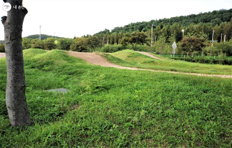 난지한강공원 BMX·MTB 체험장의 흙 언덕길 코스 ⓒ조수봉
