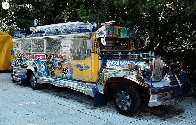 아시안 스트리트 시리즈로 필리핀의 대표적인 대중교통 수단인 지프니의 지역 문화성을 극대화한 ‘상상버스 파라뽀 카’ (은병수 디자이너 작품) ⓒ김아름