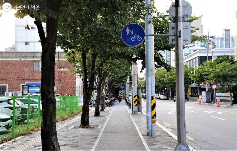 강동구 천호동공원사거리에서 광나루자전거공원으로 진입할 수 있는 천중로 자전거도로는 라이더들이 애용하는 길이다 ⓒ조수봉