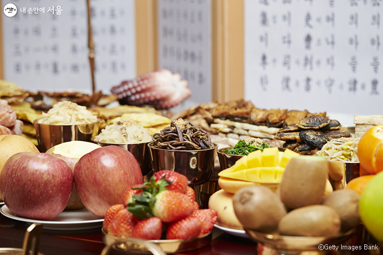 서울시농수산식품공사가 전통시장, 대형마트, 가락시장 가락몰를 대상으로 추석 차례상 차림 비용 조사결과를 발표했다